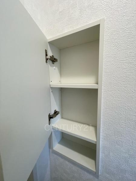 クレイドルガーデン前橋市稲荷新田町第３　３号棟のトイレ|１階トイレ壁部分に埋め込み収納付き。
ペーパーストックに便利です。