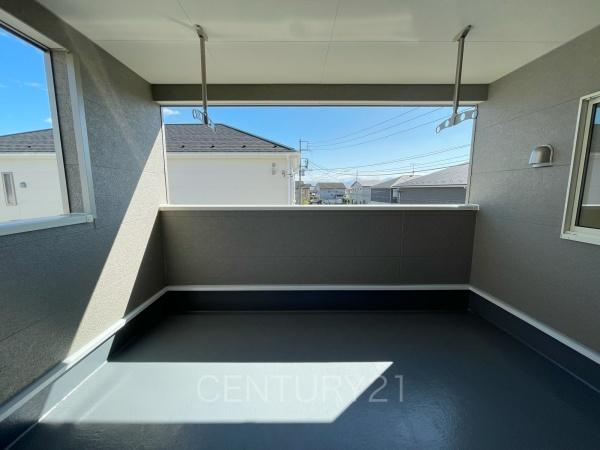 クレイドルガーデン前橋市稲荷新田町第３　３号棟のバルコニー|天井付きバルコニーは急な雨にも安心。
干した洗濯物や布団が外壁に干渉しづらい、天井吊り下げ式の物干し金具付き。
