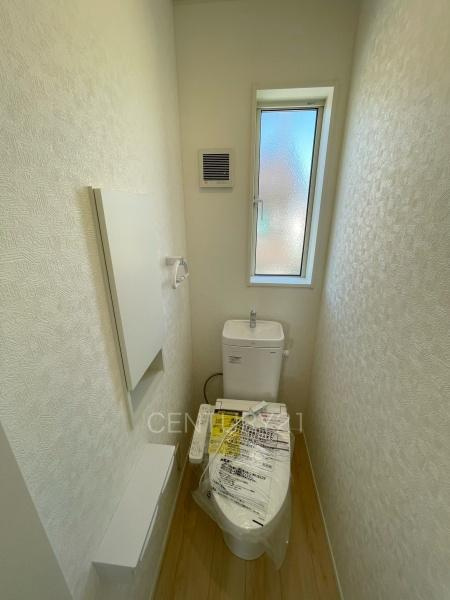 クレイドルガーデン前橋市稲荷新田町第３　３号棟のトイレ|２階トイレです。
温水シャワー洗浄機能付きです。