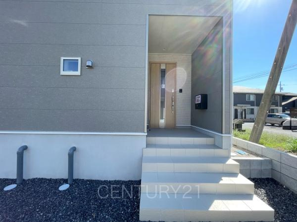 クレイドルガーデン前橋市稲荷新田町第３　３号棟の玄関|スマートキー付きの玄関。
鍵を探すことなくドアの開閉が可能です。
郵便物を守る鍵付きポストです。
インターホンは録画機能付きで防犯面に優れます。