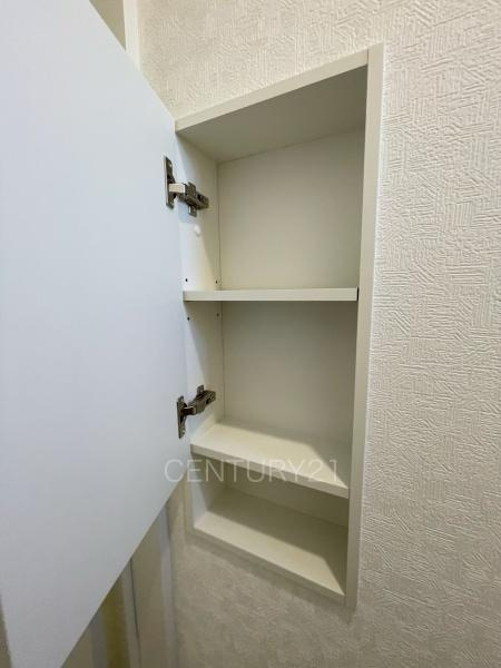 クレイドルガーデン前橋市稲荷新田町第３　４号棟のトイレ|１階トイレ壁部分に埋め込み収納付き。
ペーパーストックに便利です。
