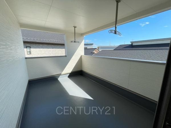 クレイドルガーデン前橋市稲荷新田町第３　４号棟のバルコニー|天井付きバルコニーは急な雨にも安心。
干した洗濯物や布団が外壁に干渉しづらい、天井吊り下げ式の物干し金具付き。