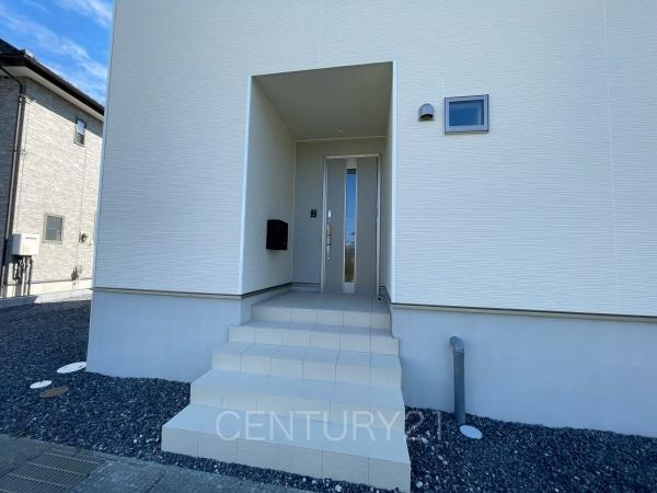 クレイドルガーデン前橋市稲荷新田町第３　４号棟の玄関|スマートキー付きの玄関。
鍵を探すことなくドアの開閉が可能です。
郵便物を守る鍵付きポストです。
インターホンは録画機能付きで防犯面に優れます。