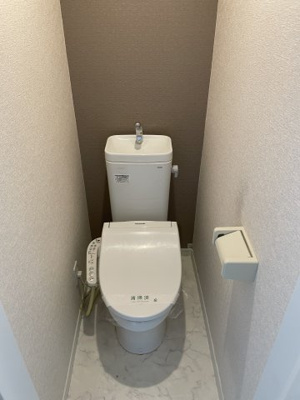 【トイレ】 | フォステリア平安 | 温水洗浄便座付きです！アクセントクロスがオシャレ★
