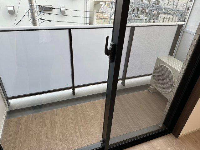 【バルコニー】 | クレヴィスタ横浜鶴見 | 外からの目が気にならないバルコニーで洗濯物が干せます
