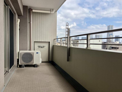 【バルコニー】 | クレストフォルム横浜平沼 | 外からの目が気にならないバルコニーで洗濯物が干せます