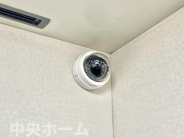 サンヴェール高砂の防犯設備|【防犯カメラ】何かあった時の大事な証拠になることももちろんなりますが、防犯というくらいですので大事なのは防犯カメラがあることによって抑止力につながることですよね。