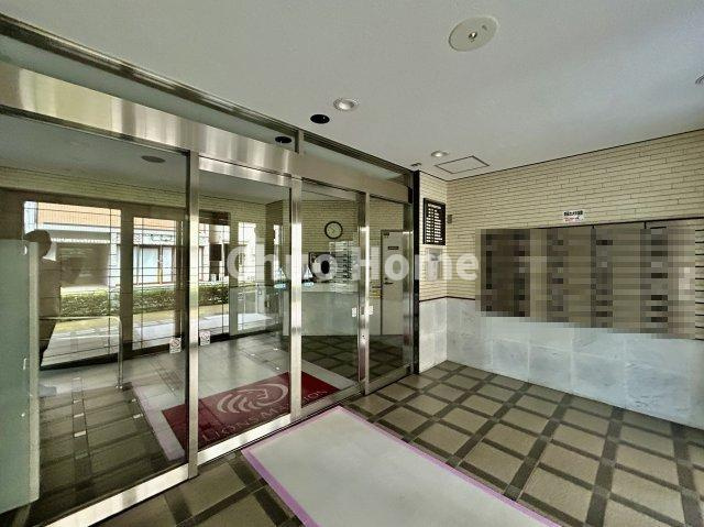 ライオンズマンション錦糸町・恩賜公園の防犯設備|【宅配ボックス】在宅時・不在時に関わらず、居住者の代わりに非対面で宅配物を受け取ってくれる便利な設備です。わかりやすくご説明致しますので見学時にはお部屋だけではなく共用部分もぜひチェックしてください。