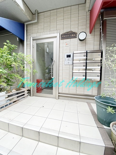 藤沢市鵠沼石上１丁目の賃貸マンションのエントランス