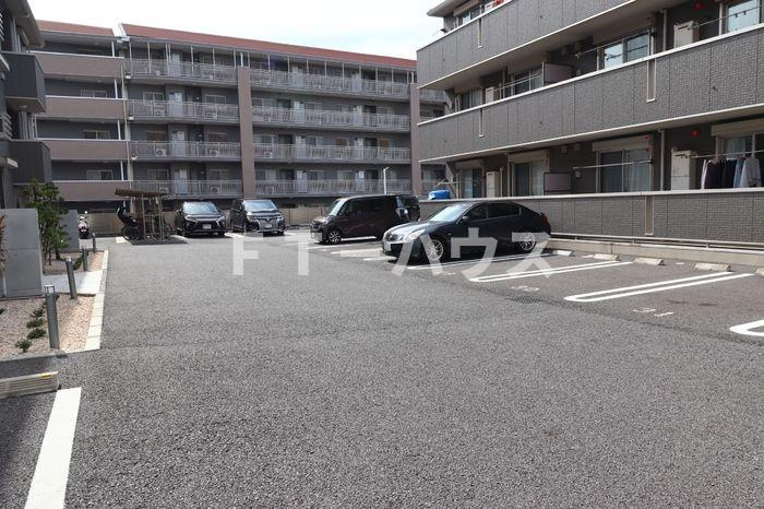 ハピネス　Bの駐車場