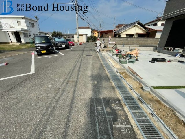 「車並列3台」「日当たり良好」魚住町西岡　全3棟　C号棟の前面道路含む現地写真