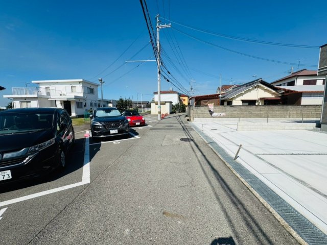 「車並列3台」「日当たり良好」魚住町西岡　全3棟　C号棟の前面道路含む現地写真