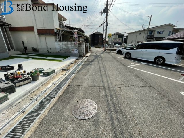 「車並列3台」「日当たり良好」魚住町西岡　全3棟　C号棟の前面道路含む現地写真