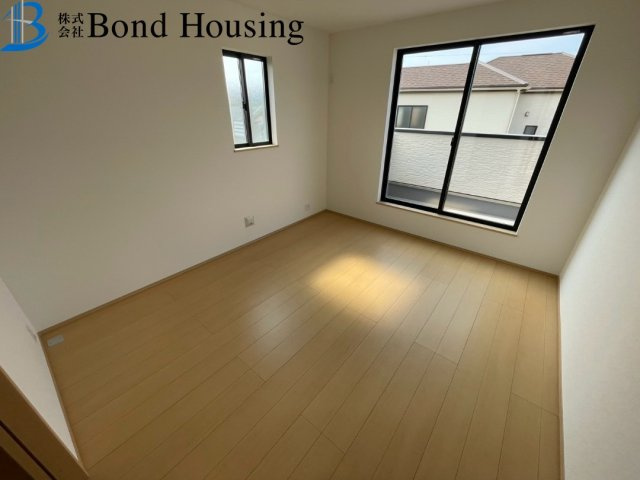 「南間口で日当たり良好」「4LDK」魚住町西岡　全3棟　B号棟の洋室