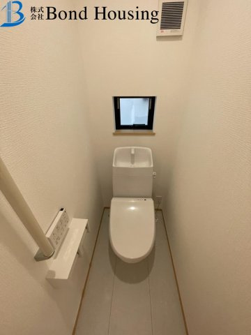 「南間口で日当たり良好」「4LDK」魚住町西岡　全3棟　B号棟のトイレ