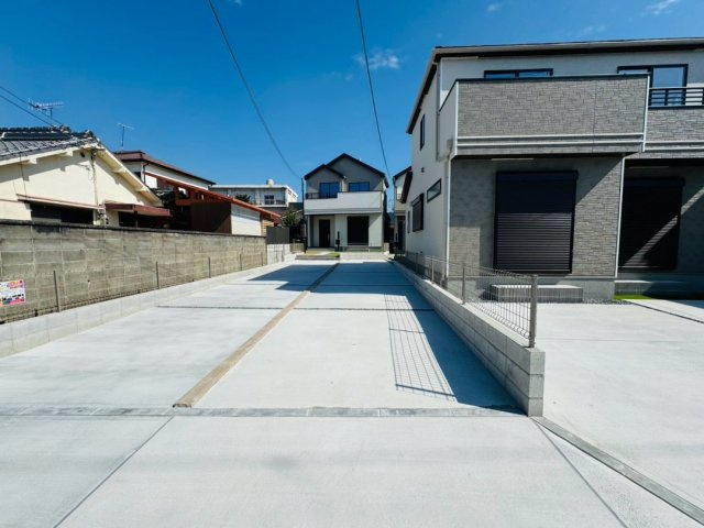 「南間口で日当たり良好」「4LDK」魚住町西岡　全3棟　B号棟の前面道路含む現地写真