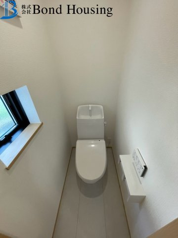 「南間口で日当たり良好」「4LDK」魚住町西岡　全3棟　B号棟のトイレ