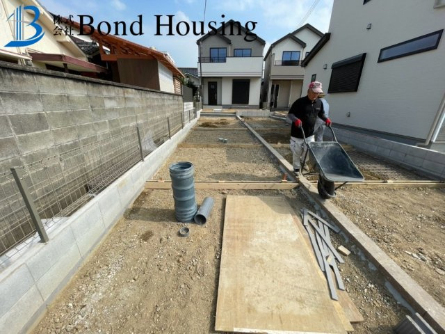 「海近く」「山電魚住駅徒歩13分」魚住町西岡　全3棟　A号棟の前面道路含む現地写真