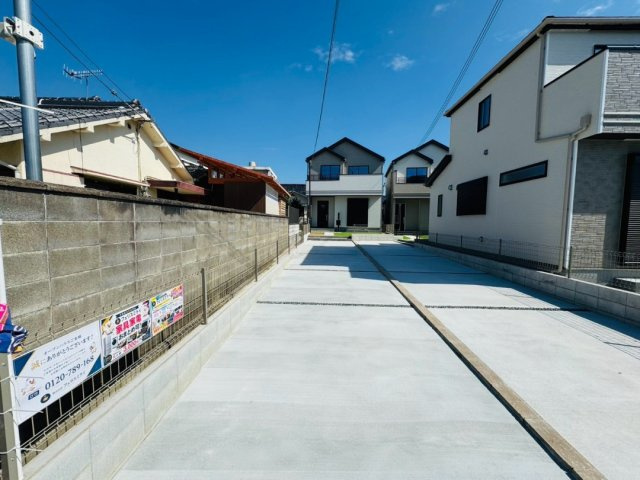 「海近く」「山電魚住駅徒歩13分」魚住町西岡　全3棟　A号棟の前面道路含む現地写真
