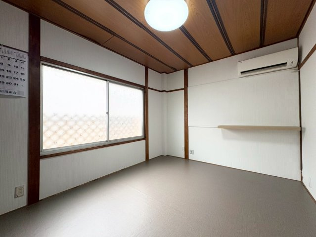 東大阪市永和1丁目の和室|落ち着いた雰囲気の居室。窓から自然光が入り、明るさも感じられる空間です。