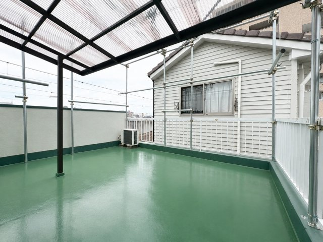 東大阪市永和1丁目のバルコニー|屋上スペース付きで、洗濯物干しはもちろん、ちょっとしたアウトドア気分も楽しめます♪
