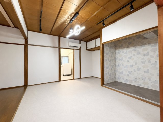 東大阪市永和1丁目の洋室|お部屋はやわらかいアクセントクロスで、優しい雰囲気の空間に。