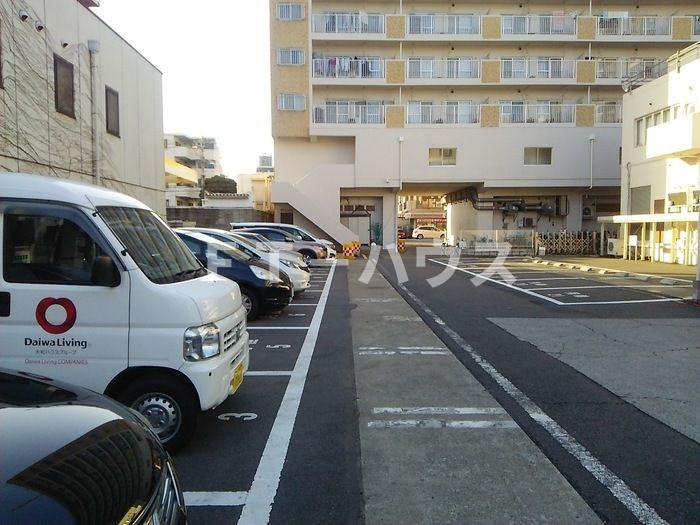 ファーストコーポ幕張本郷の駐車場