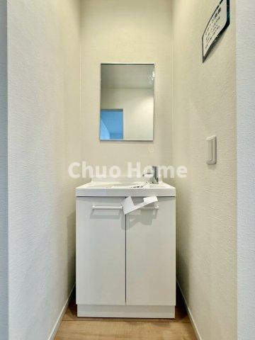 江戸川区東小岩1丁目新築分譲住宅の独立洗面台|洗面所とは別に、2階のトイレ横に洗面台を設置。外出先からの帰宅時や1階のトイレ使用時の手洗いはここで！