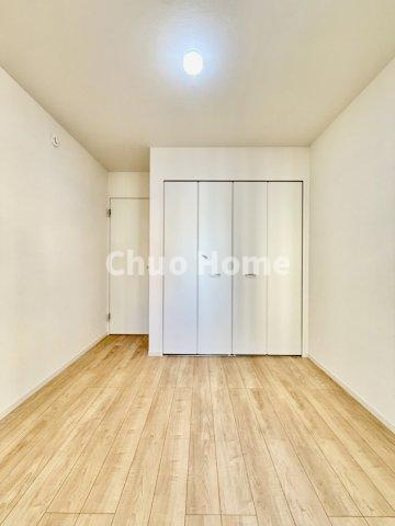江戸川区東小岩1丁目新築分譲住宅の寝室|【寝室】心と体をゆったりと安らげる主寝室。寝室のゆとりが大きい分だけ、暮らしの安らぎは深まります。一日の疲れを癒すだけでなく、ご夫婦の親密な語らいを紡ぎ出します