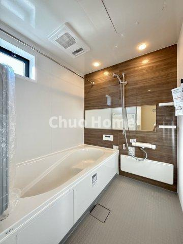 江戸川区東小岩1丁目新築分譲住宅の浴室|【バスルーム】暖房換気乾燥機付きシステムバスルーム。暖房・冷風・換気・乾燥など、毎日を快適に過ごせるうれしい機能が揃っています。雨の日の洗濯物も安心です。