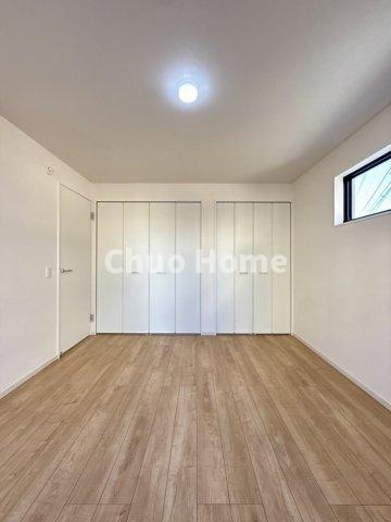 江戸川区東小岩1丁目新築分譲住宅の洋室|【洋室】快適に過ごす条件は、一人ひとり違います。だからこそ飾り過ぎないシンプルな内装と偏り過ぎないデザインで統一しております。居住していく中でオーナー様だけの【マイホーム】に創り上げて下さい