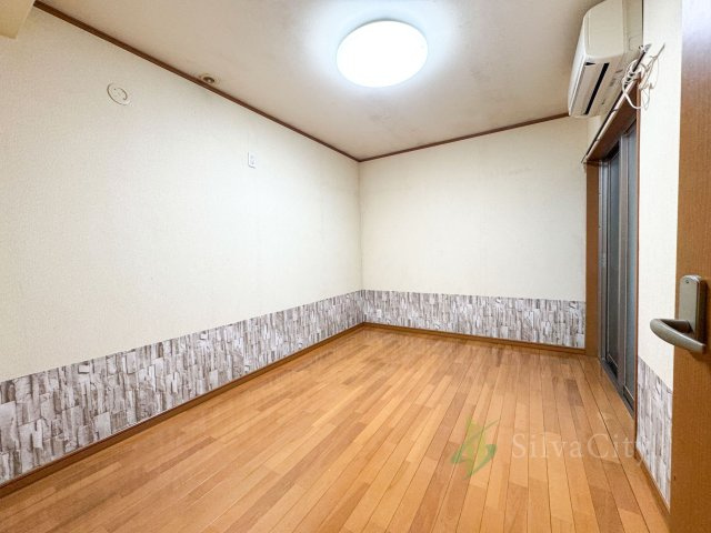 世田谷区用賀2丁目の洋室|落ち着いた雰囲気に包まれた洋室は、日々の疲れを癒す寛ぎの空間。趣味やライフスタイルに合わせて自由にアレンジいただけます。 