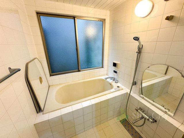 世田谷区用賀2丁目の浴室|落ち着きあるカラーで統一されたバスルーム。ゆったりとした浴槽が一日の疲れを優しく癒し、心安らぐ寛ぎの時間を演出します。 