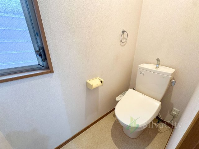 世田谷区用賀2丁目のトイレ|毎日使うトイレ室は白を基調に、飽きのこない空間となっております。
