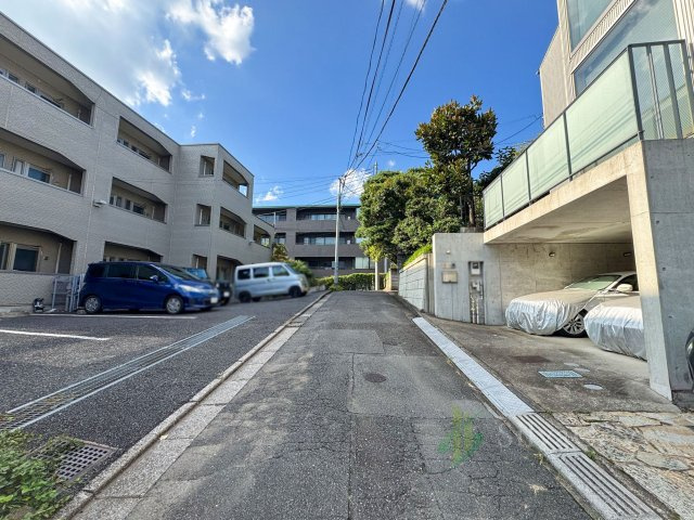 世田谷区用賀2丁目の前面道路含む現地写真|ゆとりある道路幅員で、毎日の運転や駐車も安心です。