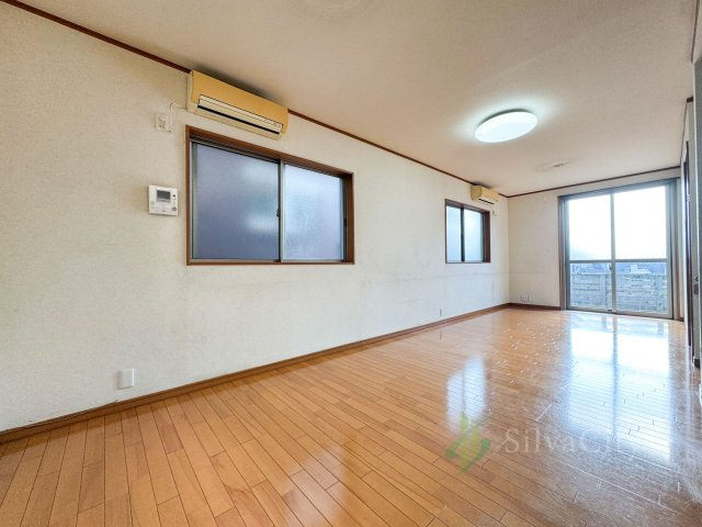 世田谷区用賀2丁目の居間・リビング|ダイニングとリビングが一体となった広々としたLDK。会話や笑顔が自然に広がる、温もりあふれる住空間です。 