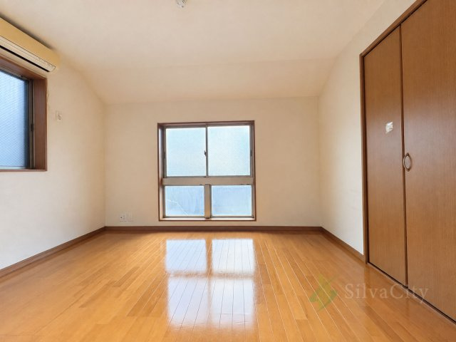 世田谷区用賀2丁目の洋室|家族それぞれの時間を大切にできる、居心地の良い洋室。シンプルで洗練された空間が、多彩なレイアウトに対応します。 