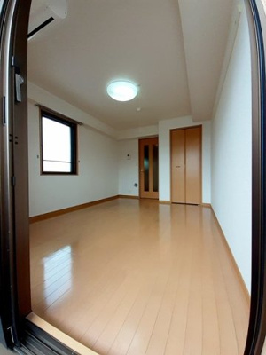 【内装】 | フラット　Ｆ | 明るい色調の室内です