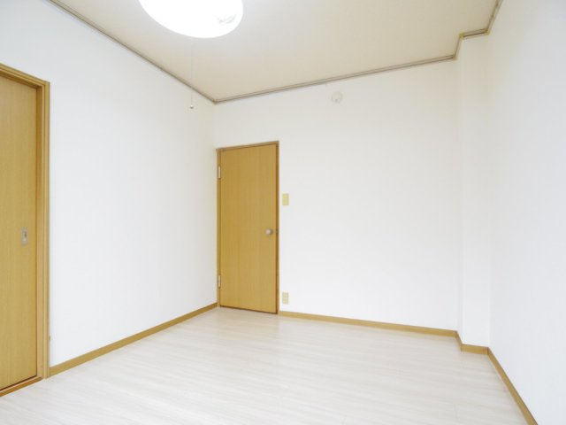 セントラルピラーの内装|※他号室写真です
