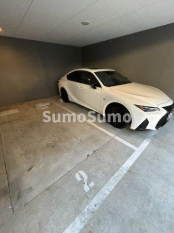 セレニテ難波グランデノールの駐車場