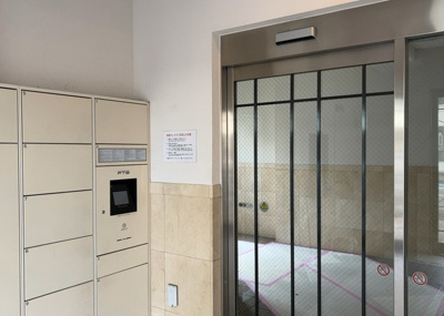 【エントランス】 | プレール本厚木弐番館 | セキュリティ面で安心感をもたらすオートロックや防犯カメラが設置されたマンションのエントランスです。さらに留守時にも荷物を非対面で受け取れる便利な宅配ボックスも備わっており、暮らしの利便性を高めます。