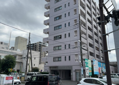 【外観】 | プレール本厚木弐番館 | 2000年2月築、地上11階建ての「プレール本厚木弐番館」です。小田急小田原線本厚木駅から徒歩9分の好立地に位置しています。周辺にはヨークフーズ厚木店もあり日常のお買い物にも便利な生活環境です。