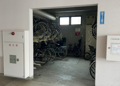 【駐輪場】 | プレール本厚木弐番館 | 敷地内には自転車をしっかりと留められる駐輪場が用意されています。駅まで徒歩9分の平坦な道のりに加え、近隣のヨークフーズ厚木店（約265m）など周辺施設への移動時にも自転車があれば一層重宝いたします。