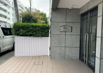 【庭】 | プレール本厚木弐番館 | 敷地内の植栽や共用スペースはきれいに手入れされており、日常に心安らぐ緑の彩りを与えてくれます。管理状況の良さが伺える快適な住環境となっておりますので、現地にお越しの際はぜひ周辺環境もご覧ください。