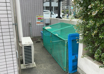 【設備】 | プレール本厚木弐番館 | 24時間ゴミ出し可能な設備を完備しており、収集日を気にせずお部屋を清潔に保てます。エレベーターや防犯カメラなど快適かつ安全な暮らしをサポートする各種設備が整っている点も本物件の魅力的なポイントです。