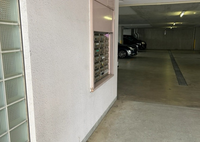 【設備】 | プレール本厚木弐番館 | エントランス付近に設置されている集合郵便受けスペースです。共用部分は日頃から清潔に管理されており、住まう方が気持ちよく利用できます。防犯対策や毎日の郵便確認もスムーズに行える配慮がされています。