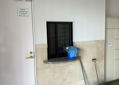 【受付】 | プレール本厚木弐番館 | エントランス周りには管理人が日勤で勤務しており、建物の適切な維持管理をサポートしています。防犯面でも人の目があるため安心感が高まり、住まい全体の快適な生活環境が保たれている魅力的なマンションです。
