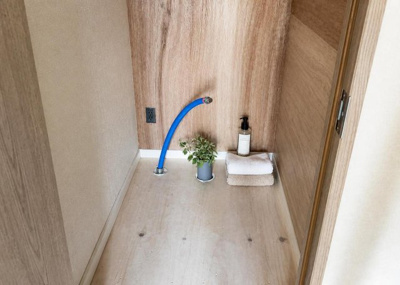 【トイレ】 | プレール本厚木弐番館 | 快適に使用できる温水洗浄便座付きのトイレです。2026年9月にトイレ設備の新調を含めたリフォームが完了予定です。壁や床のクロスも一新され、毎日の生活の中で清潔感を保ちながら気持ちよく利用できます。