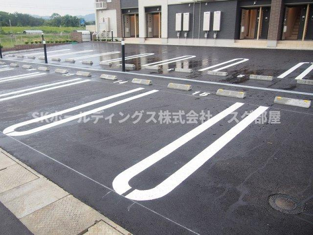 カルム・ベル・メゾン綾部の駐車場