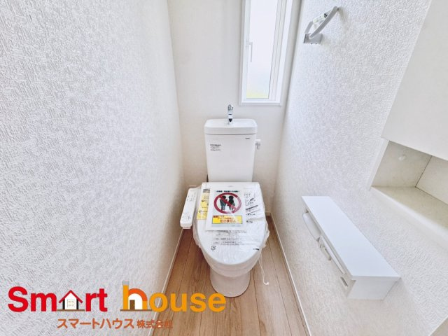座間市新田宿第９のトイレ|節水型でエコなトイレには今では当たり前のウォシュレット付き。換気機能も着いているので常に快適ですね♪